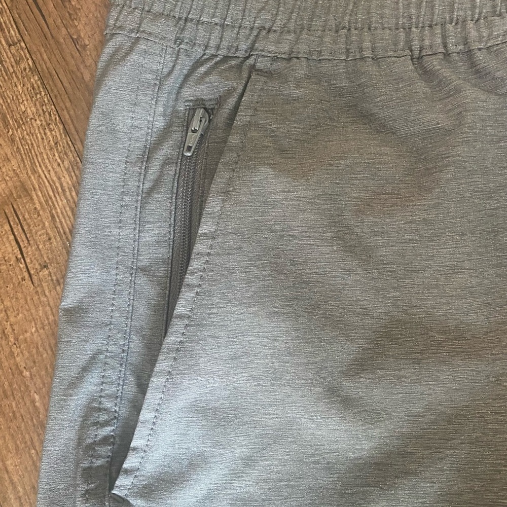 GAP Gray Athletic Shorts Lightweight and Stylish - Picture 4 of 4